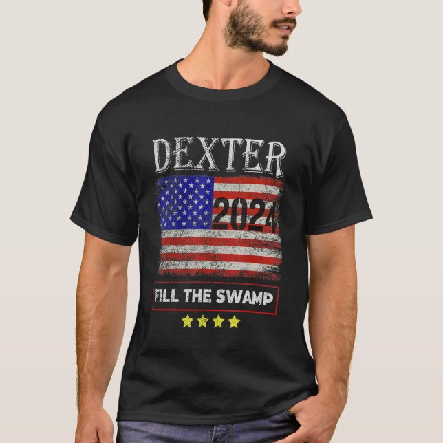 Dexter 2024 Fyll träsket T Shirt (Framsida)
