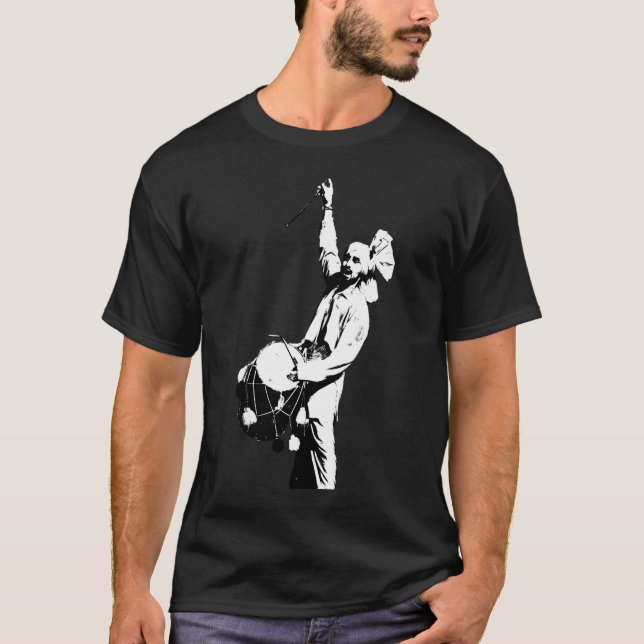 Dholi poserar 2 tee (Framsida)