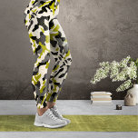 Diagonal videokamera med olivkol med Linjer Leggings<br><div class="desc">Tittar du en modern kamerainriktad design? Detta oändliga mönster kombinerar topografisk kontur linjer med en unik diagonal kamouflage i oliv grönt,  grått och kol. Ett djärvt mode påstående för människor som vill gå före utvecklingen. Finns även i andra kombinationer med färg. Originaldesign av Piotr Kowalczyk © Första publicerad: 13.6.2023.</div>