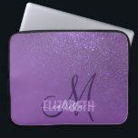 Diagonal Violet Lila Glitter Gradient Ombre Laptop Fodral<br><div class="desc">Denna elegant och gigantiska utformning är perfekt för den snyggt och klassens kvinna. Den har en faux tryckt glatt violett lila glitter diagonal övertoningssymbol ovanpå en violett lila bakgrund. Det är en unik utveckling av övertoningen i glitter som för närvarande är mycket populär. Det är en söt, glamorös, modern och...</div>