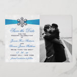 Diamante Snowflake & Blue Ribbon Winter Wedding<br><div class="desc">Fira i stil med denna elegant och mycket trendig riktiga folier pressade bröllop spara datum-fotokort. Utformningen är enkel att anpassa med din egen formulering och ett foto som du själv väljer,  och dina gäster blir glada när de får dessa fantastiska datumkort. Matchande objekt i bröllop finns i samlingen.</div>