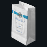 Diamante Snowflake & Blue Ribbon Winter Wedding<br><div class="desc">Röntsnöflingan och blåraket bröllop är perfekt för alla par som planerar ett romantiskt vinterbröllop firande. Utformningen har en lätt silvud-grått och en vit snöflingor med en romante-snöflake ovanpå ett silkesaktigt tittar band. Ordalydelsen innehåller samma grått- och blått färg av formgivningen och kan lätt användas som personlig för att passa din...</div>