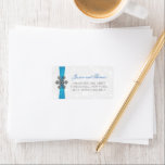 Diamante Snowflake & Blue Ribbon Winter Wedding Adressetikett<br><div class="desc">Röntsnöflingan och blåraket bröllop är perfekt för alla par som planerar ett romantiskt vinterbröllop firande. Utformningen har en lätt silvud-grått och en vit snöflingor med en romante-snöflake ovanpå ett silkesaktigt tittar band. Ordalydelsen innehåller samma grått- och blått färg av formgivningen och kan lätt användas som personlig för att passa din...</div>