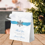 Diamante Snowflake & Blue Ribbon Winter Wedding Presentaskar<br><div class="desc">Fira i stil med den här eleganten och mycket trendig bröllopsboxar. Utformningen är enkel att anpassa med din egen formulering och din familj och dina vänner blir glada när de får denna fantastiska förmånsbox. Matchande objekt finns i samlingen.</div>