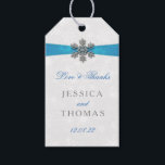 Diamante Snowflake & Blue Ribbon Winter Wedding Presentetikett<br><div class="desc">Röntsnöflingan och blåraket bröllop är perfekt för alla par som planerar ett romantiskt vinterbröllop firande. Utformningen har en lätt silvud-grått och en vit snöflingor med en romante-snöflake ovanpå ett silkesaktigt tittar band. Ordalydelsen innehåller samma grått- och blått färg av formgivningen och kan lätt användas som personlig för att passa din...</div>