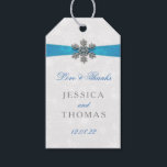 Diamante Snowflake & Blue Ribbon Winter Wedding Presentetikett<br><div class="desc">Röntsnöflingan och blåraket bröllop är perfekt för alla par som planerar ett romantiskt vinterbröllop firande. Utformningen har en lätt silvud-grått och en vit snöflingor med en romante-snöflake ovanpå ett silkesaktigt tittar band. Ordalydelsen innehåller samma grått- och blått färg av formgivningen och kan lätt användas som personlig för att passa din...</div>