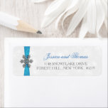 Diamante Snowflake & Blue Ribbon Winter Wedding Returadress Etikett<br><div class="desc">Röntsnöflingan och blåraket bröllop är perfekt för alla par som planerar ett romantiskt vinterbröllop firande. Utformningen har en lätt silvud-grått och en vit snöflingor med en romante-snöflake ovanpå ett silkesaktigt tittar band. Ordalydelsen innehåller samma grått- och blått färg av formgivningen och kan lätt användas som personlig för att passa din...</div>
