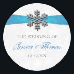 Diamante Snowflake & Blue Ribbon Winter Wedding Runt Klistermärke<br><div class="desc">Röntsnöflingan och blåraket bröllop är perfekt för alla par som planerar ett romantiskt vinterbröllop firande. Utformningen har en lätt silvud-grått och en vit snöflingor med en romante-snöflake ovanpå ett silkesaktigt tittar band. Ordalydelsen innehåller samma grått- och blått färg av formgivningen och kan lätt användas som personlig för att passa din...</div>
