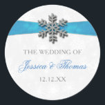 Diamante Snowflake & Blue Ribbon Winter Wedding Runt Klistermärke<br><div class="desc">Röntsnöflingan och blåraket bröllop är perfekt för alla par som planerar ett romantiskt vinterbröllop firande. Utformningen har en lätt silvud-grått och en vit snöflingor med en romante-snöflake ovanpå ett silkesaktigt tittar band. Ordalydelsen innehåller samma grått- och blått färg av formgivningen och kan lätt användas som personlig för att passa din...</div>