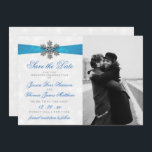 Diamante Snowflake & Blue Ribbon Winter Wedding Spara Datumet<br><div class="desc">Fira i stil med dessa eleganter och kort från bröllop spara datum i trendig. Utformningen är enkel att anpassa med din speciella händelsetext och ett foto som du själv väljer,  och dina gäster blir glada när de får dessa fantastiska spara datumen. Matchande objekt finns i samlingen.</div>