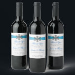 Diamante Snowflake & Blue Ribbon Winter Wedding Vinflaska Etikett<br><div class="desc">Röntsnöflingan och blåraket bröllop är perfekt för alla par som planerar ett romantiskt vinterbröllop firande. Utformningen har en lätt silvud-grått och en vit snöflingor med en romante-snöflake ovanpå ett silkesaktigt tittar band. Ordalydelsen innehåller samma grått- och blått färg av formgivningen och kan lätt användas som personlig för att passa din...</div>