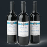 Diamante Snowflake & Blue Ribbon Winter Wedding Vinflaska Etikett<br><div class="desc">Röntsnöflingan och blåraket bröllop är perfekt för alla par som planerar ett romantiskt vinterbröllop firande. Utformningen har en lätt silvud-grått och en vit snöflingor med en romante-snöflake ovanpå ett silkesaktigt tittar band. Ordalydelsen innehåller samma grått- och blått färg av formgivningen och kan lätt användas som personlig för att passa din...</div>