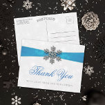 Diamante Snowflake & Blue Ribbon Winter Wedding Vykort<br><div class="desc">Röntsnöflingan och blåraket bröllop är perfekt för alla par som planerar ett romantiskt vinterbröllop firande. Utformningen har en lätt silvud-grått och en vit snöflingor med en romante-snöflake ovanpå ett silkesaktigt tittar band. Ordalydelsen innehåller samma grått- och blått färg av formgivningen och kan lätt användas som personlig för att passa din...</div>