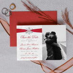Diamante Snowflake & Red Ribbon Winter Wedding<br><div class="desc">Fira i stil med denna elegant och mycket trendig riktiga folier pressade bröllop spara datum-fotokort. Utformningen är enkel att anpassa med din egen formulering och ett foto som du själv väljer,  och dina gäster blir glada när de får dessa fantastiska datumkort. Matchande objekt i bröllop finns i samlingen.</div>