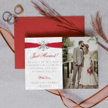 Diamante Snowflake & Red Ribbon Winter Wedding<br><div class="desc">Låt alla veta att du gjorde det, gifte du dig i stil med den här eleganten och mycket trendig äkta folie tryckte på annonskort från bröllop. Utformningen är enkel att anpassa med din egen formulering och ett foto som du själv väljer, och din familj och dina vänner kommer att bli...</div>