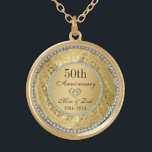 Diamanter och Guld 50-årsdagen Bröllop Guldpläterat Halsband<br><div class="desc">Elegant guld tones blommigt gräns med två hjärtan och en diamant,  Guld 50:e Bröllop-årsdagen. Det kommer i silver-tonerna för 25-årsjubileum.</div>