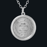 Diamanter & Silver 25:e Bröllop-årsdagen Silverpläterat Halsband<br><div class="desc">Elegant silver toner blommigt gräns med 2 hjärtan och en vit diamant,  Silver 25:e Bröllop-årsdagen. Det kommer i guld för 50-årsjubileum.</div>