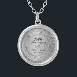 Diamanter & Silver 25:e Bröllop-årsdagen Silverpläterat Halsband<br><div class="desc">Elegant silver toner blommigt gräns med 2 hjärtan och en vit diamant,  Silver 25:e Bröllop-årsdagen. Det kommer i guld för 50-årsjubileum.</div>
