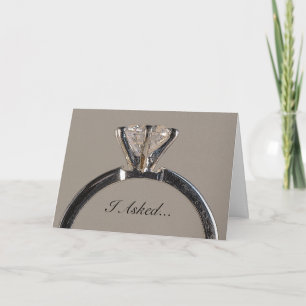 Diamantring på grått förlovningmeddelande meddelande