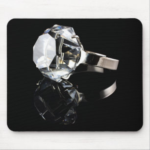 Diamantring på svart musmatta
