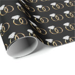 Diamond Bröllop Ringar Black Guld Presentpapper<br><div class="desc">Denna pappra omslutning illustrerar ett par diamant bröllop ringar med ett guld-band placerat i ett sött mönster på svart papper. Perfekt att slå förlovning eller bröllopsgåvor!</div>