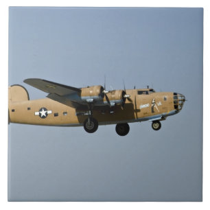 Diamond Lil B-24 Bombplan landar i Oshkosh, Kakelplatta