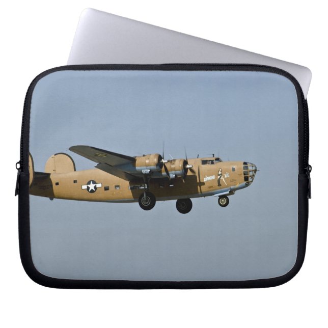 Diamond Lil B-24 Bombplan landar i Oshkosh, Laptop Fodral (Framsidan)