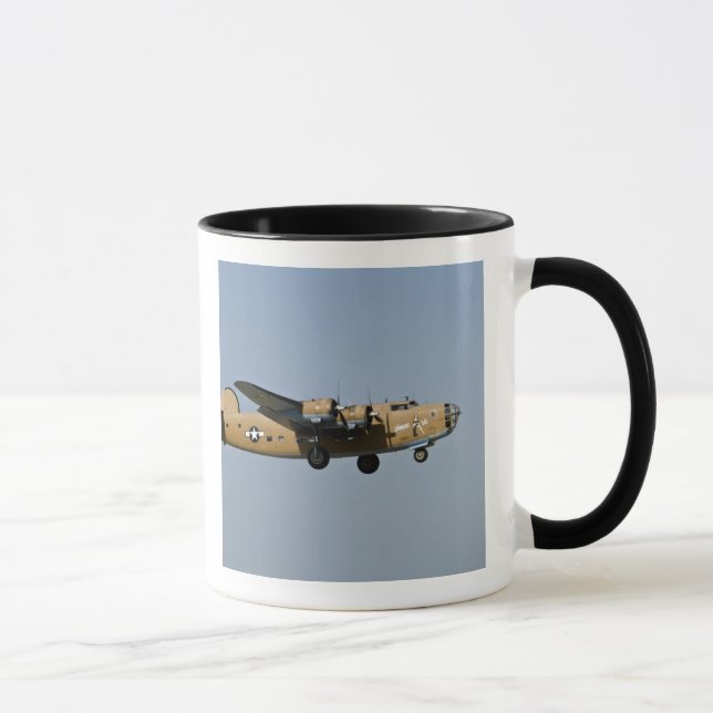 Diamond Lil B-24 Bombplan landar i Oshkosh, Mugg (Höger)
