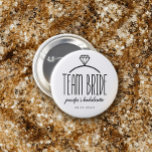Diamond Ring Team Bride Bachelorette Knapp<br><div class="desc">Knappen Gruppmuta i vitt med charmerande svart text och en illustration av en diamant förlovning ring. Anpassa med bridens namn (eller bärarens namn) och datum för händelsen.</div>