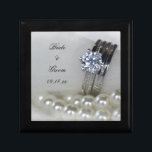 Diamond Ringar och White Pearls Bröllop Minnesask<br><div class="desc">Anpassa söt Diamond Ringar och White Pearls Bröllop Gift Box med namn på ceremonin för bruden och brudgummen och giftermål. Den här vackra trekorgen för anpassningsbar innehåller ett foto av en vit snöre av pärlhalsband med diamanten förlovning ring och bröllop.</div>