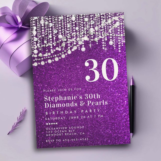 Diamonds Pearls Lila Glitter Chic 30års födelsedag Inbjudningar (glam diamonds and pearls 30th birthday invitations for women purple glitter elegant classy bling)