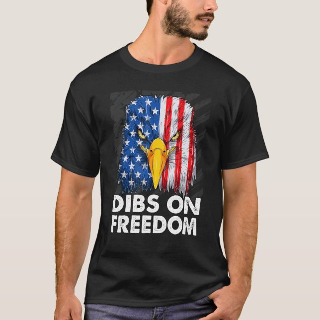 Dibs on Freedom 4th of July US Flag Firecrackers T Shirt (Framsida)