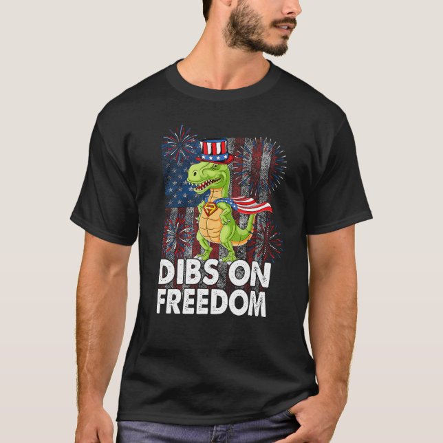 Dibs on Freedom Dinosaur 4th of July US Flag Firec T Shirt (Framsida)