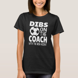 Dibs på Coach Soccer som talar om familjen Mamma T Shirt