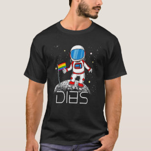 Dibs på Flagga astronaut i Måne Regnbåge vid Gay p T Shirt