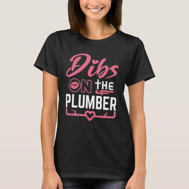 Dibs på Plumber Plumbers flickvän T Shirt (Framsida)