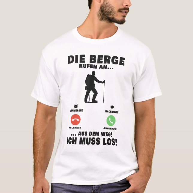 Die Berge rufen an Wanderer Wandern Bergsteigen T Shirt (Framsida)