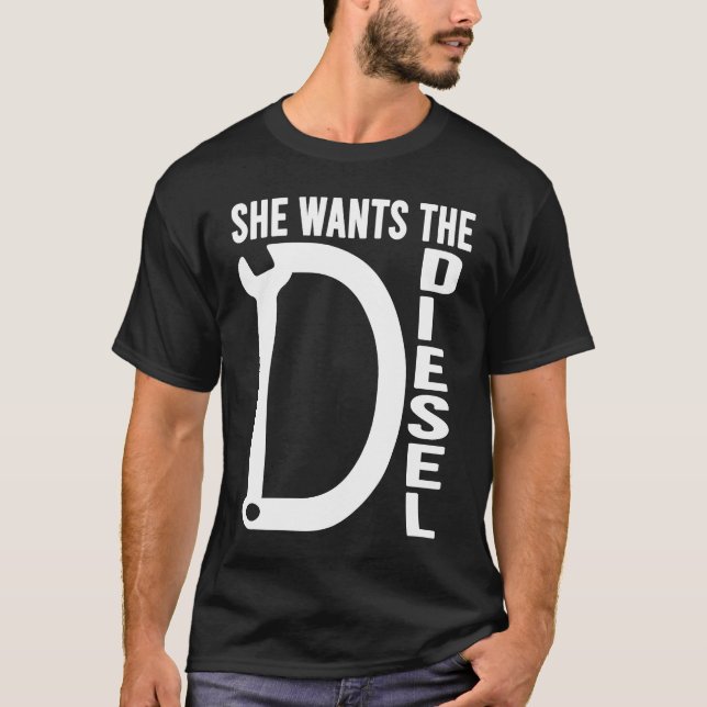 Diesel Car Mechanic quote She wants the D Diesel T Shirt (Framsida)