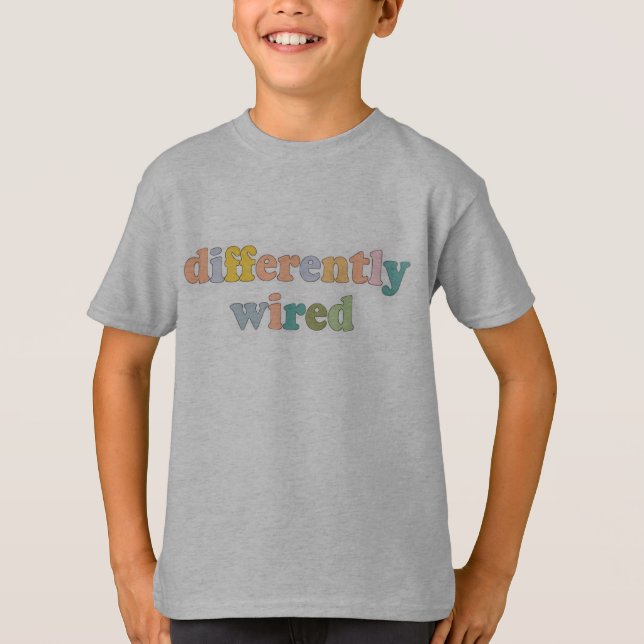 Differently Wired  Kids’ T-Shirt (Framsida)