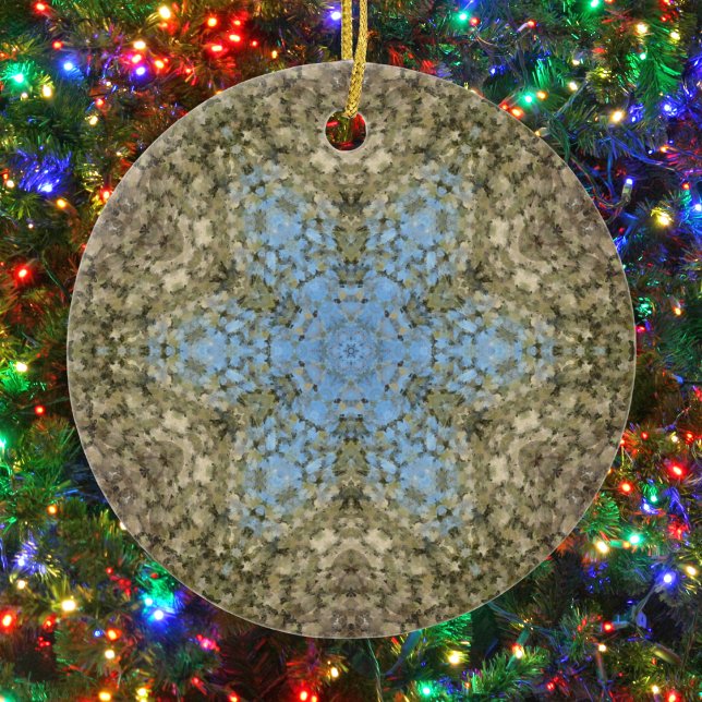 Digital Mandala Gult och Blue Julgransprydnad Keramik (Yellow and Blue Hexagon Mandala Ornament by Wormhole Orbital)