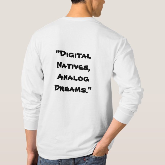 "Digital Natives, Analog Dreams" i vitt T Shirt (Baksida)