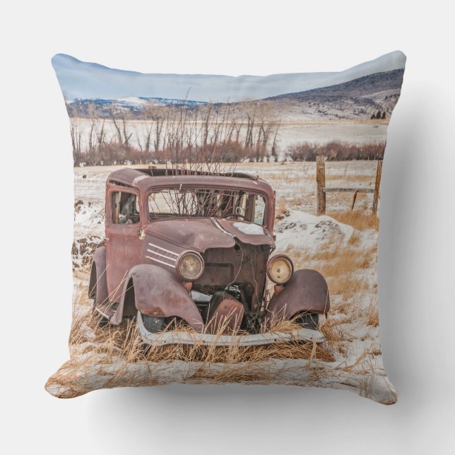 Dilapidated Old Fordon, Winter, Rural, Mountains Kudde (Framsida)