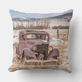 Dilapidated Old Fordon, Winter, Rural, Mountains Kudde