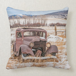 Dilapidated Old Fordon, Winter, Rural, Mountains Kudde