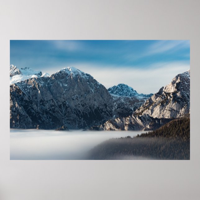 Dimhav och snöiga berg poster (Framsidan)