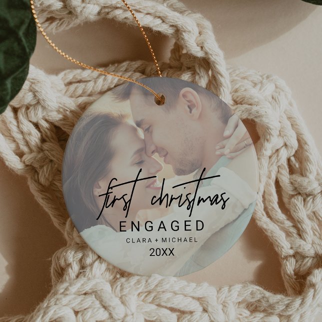 DIMISTISK Kalligrafi-inmatad fotomotor Julgransprydnad Keramik (Whimsical Calligraphy Faded Photo Engaged Ceramic Ornament)