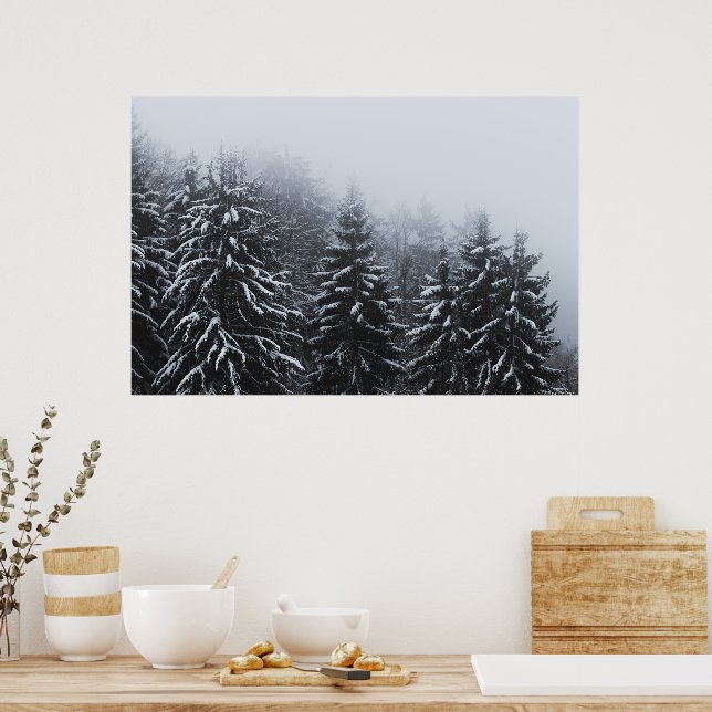 Dimm över snötäckt gran skog om vintern poster (Kök)