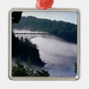 Dimma driver under Deception Pass-bron vid Julgransprydnad Metall