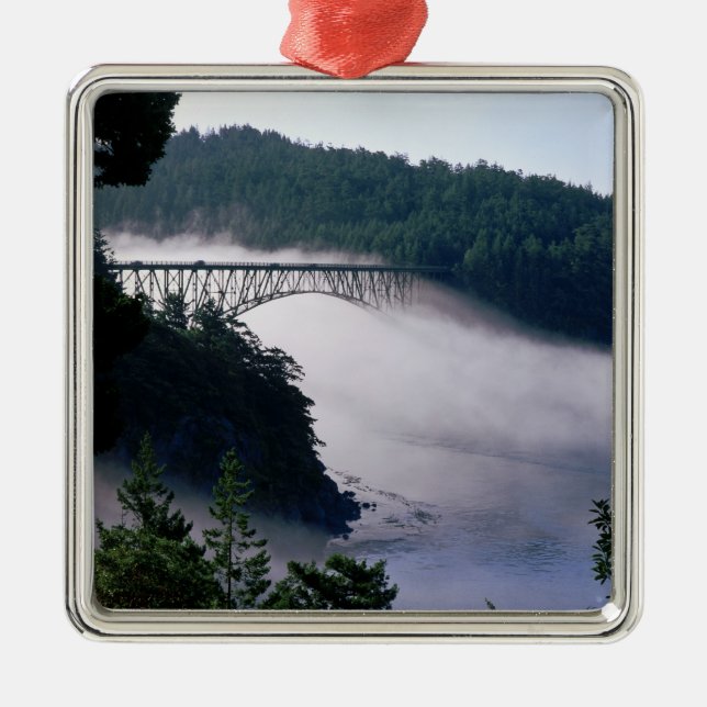 Dimma driver under Deception Pass-bron vid Julgransprydnad Metall (Framsidan)