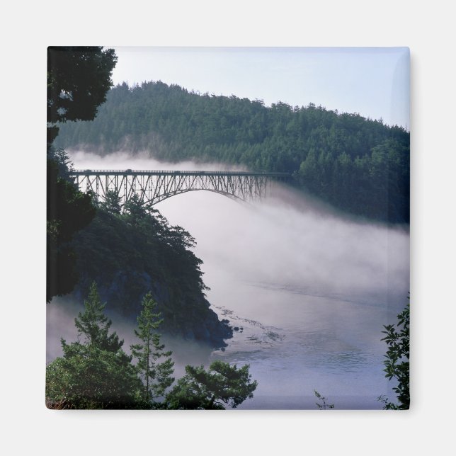 Dimma driver under Deception Pass-bron vid Magnet (Framsidan)